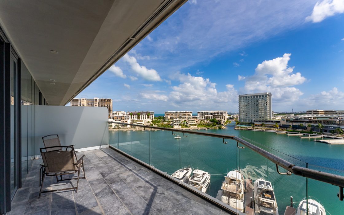 Shark Tower – Puerto Cancun